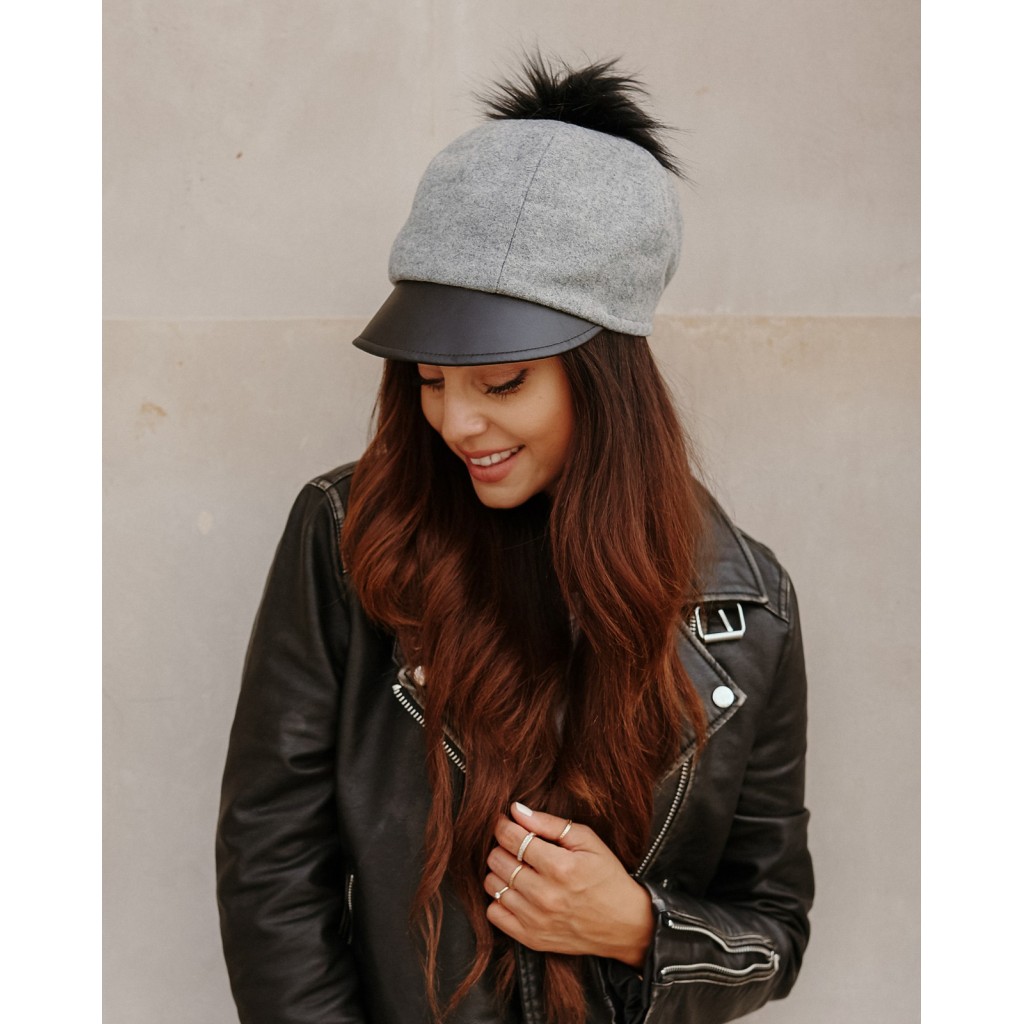 Czapka z wełną z daszkiem i pomponem LGK118