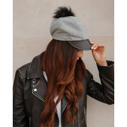 Czapka z wełną z daszkiem i pomponem LGK118