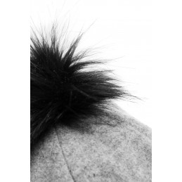 Czapka z wełną z daszkiem i pomponem LGK118