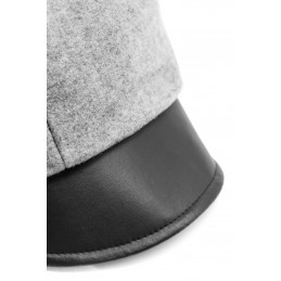 Czapka z wełną z daszkiem i pomponem LGK118