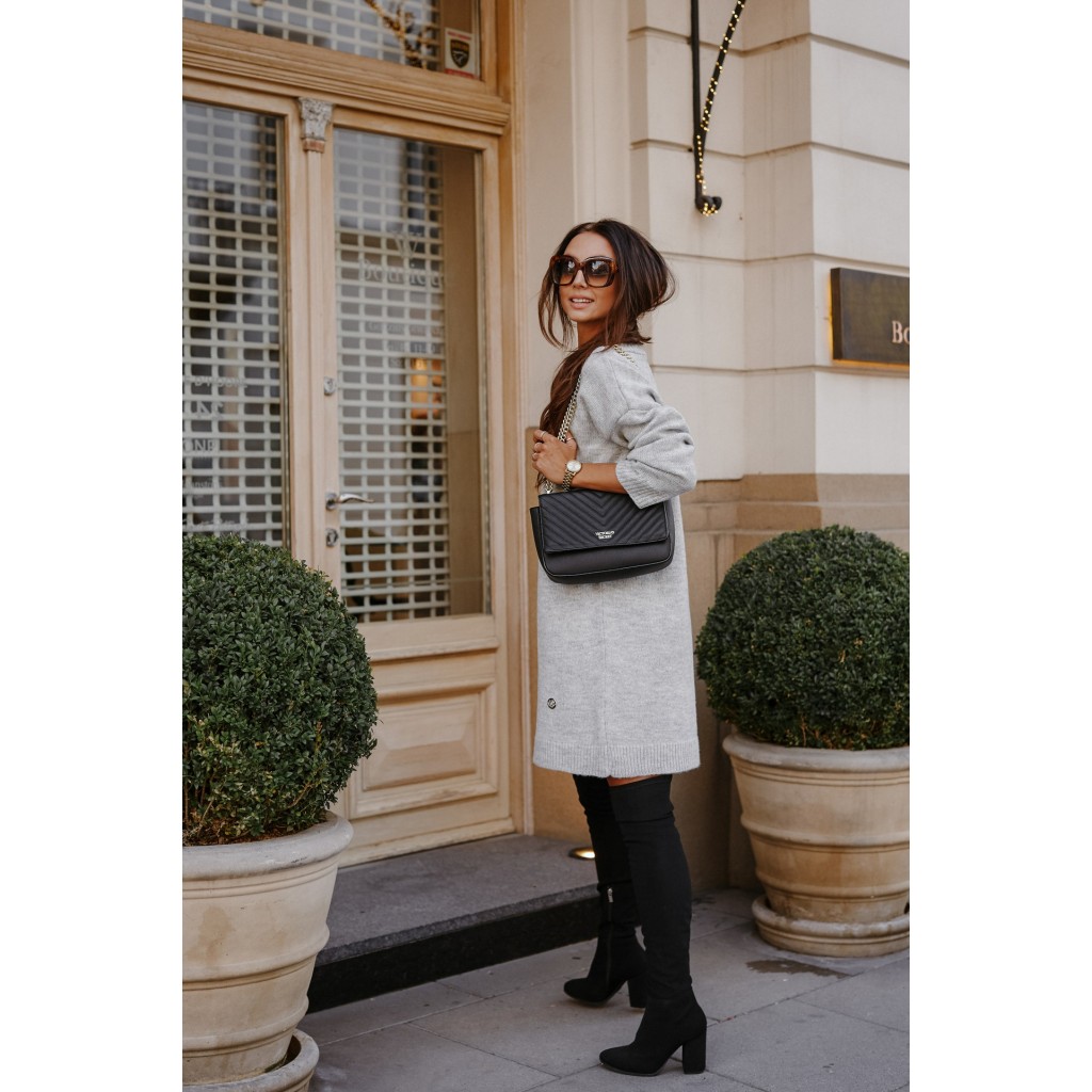 Swetrowa sukienka z dekoltem LS301